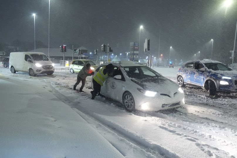 Carros presos em estrada coberta de neve em Leeds, Inglaterra, domingo, 5 de janeiro de 2025