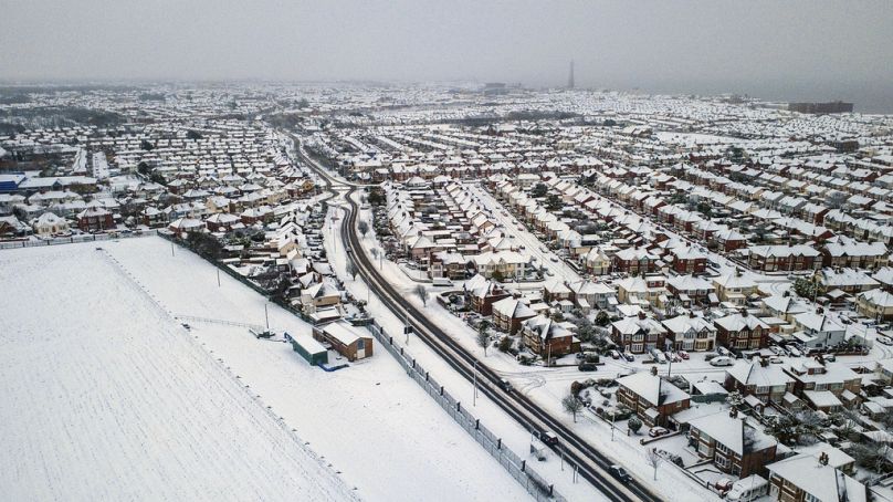 Um manto de neve cobre casas em Blackpool, Inglaterra, domingo, 5 de janeiro de 2025.