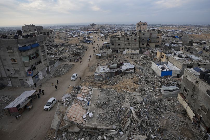 مخيم للنازحين الفلسطينيين وسط مبانٍ مدمرة في مخيم خان يونس للاجئين جنوب قطاع غزة، السبت، 4 يناير/كانون الثاني 2025