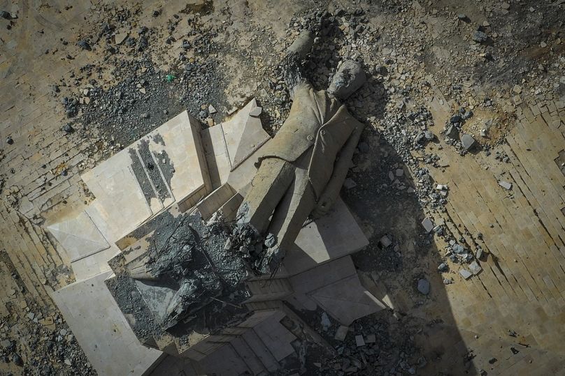تمثال محطم للرئيس السوري الراحل حافظ الأسد على قمة جبل في دير عطية، سوريا، الأحد، 5 يناير، 2025. 