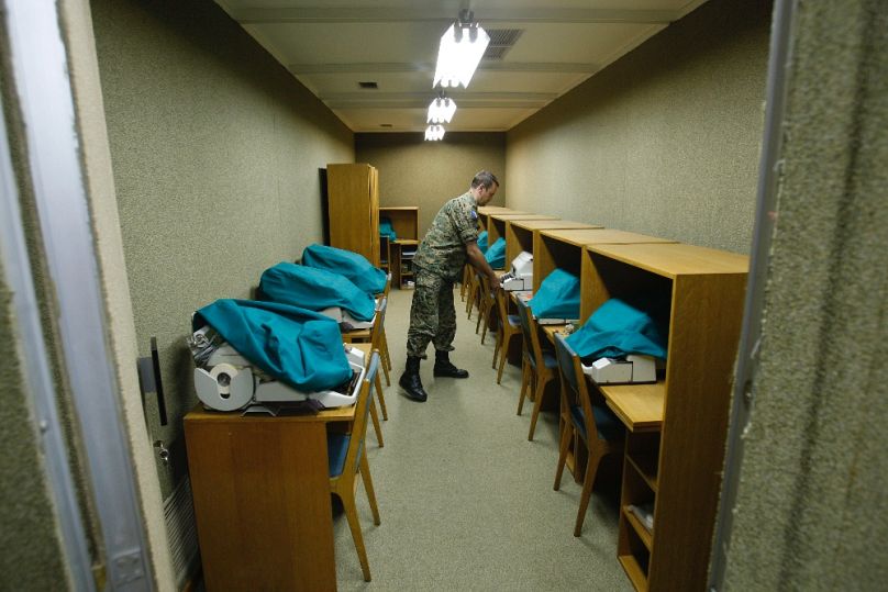 A konjici bunker mára teljesen elavult kommunikációs központja, 2010 júniusában