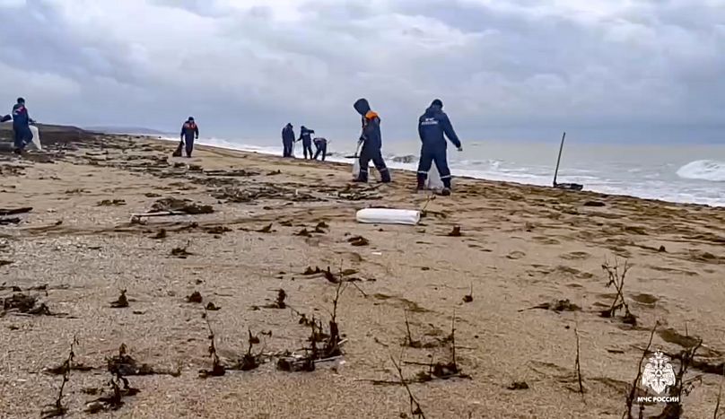 Ekipler, Kerç Boğazı'ndaki iki tankerden dökülen tonlarca yakıt yağını temizlemek için çalışıyor, 4 Ocak 2025.