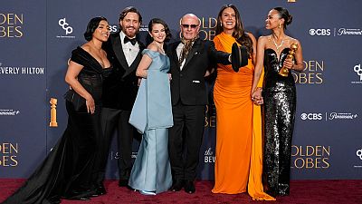 Adriana Paz, da sinistra, Edgar Ramirez, Selena Gomez, Jacques Audiard, Karla Sofia Gascon e Zoe Saldana con il premio per il miglior film.