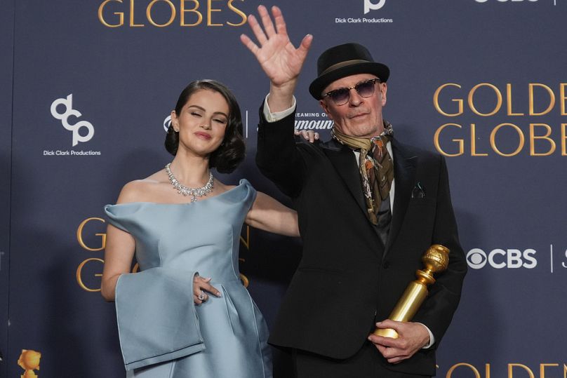 Schauspielerin Selena Gomez und der französische Regisseur Jacques Audiard mit dem Preis für den besten Film - Musical oder Komödie für "Emilia Perez".