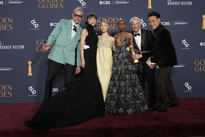 Jeff Goldblum (von links), Michelle Yeoh, Ariana Grande, Cynthia Erivo, Marc Platt und Jon M. Chu mit dem Preis für Kino- und Kassenerfolge für "Wicked".