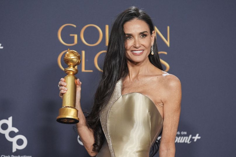 Demi Moore mit dem Preis für die beste Leistung einer weiblichen Darstellerin in einem Film - Musical oder Komödie für 'The Substance' während der 82. Golden Globes.