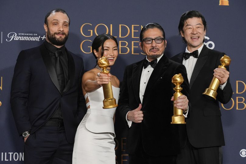 Cosmo Jarvis, von links, Anna Sawai, Hiroyuki Sanada und Tadanobu Asano mit dem Preis für die beste Fernsehserie - Drama für "Shōgun".