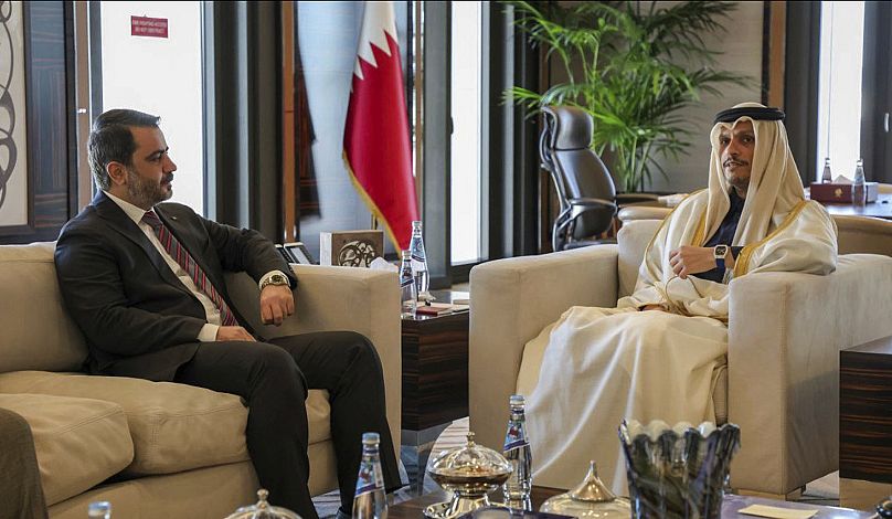 Le ministre syrien des Affaires étrangères Asaad al-Shibani, à gauche, rencontre le ministre des Affaires étrangères du Qatar Mohammed bin Abdulrahman Al Thani à Doha