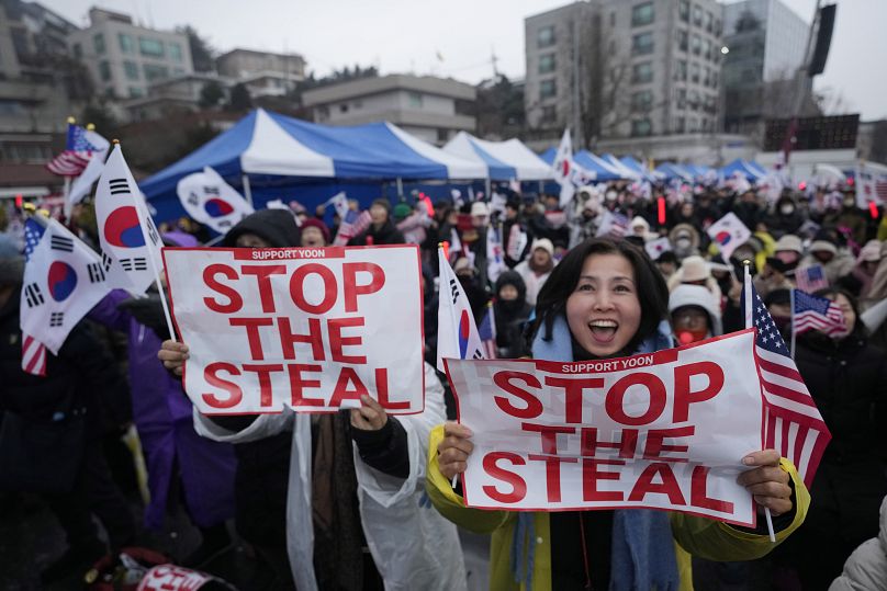 Anhänger des südkoreanischen Präsidenten Yoon Suk Yeol nehmen an einer Kundgebung gegen sein Amtsenthebungsverfahren teil, 6. Januar 2025.