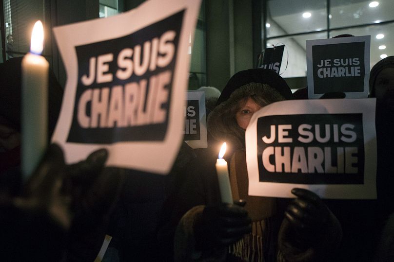 Des personnes se rassemblent devant le consulat français à Toronto, au Canada, brandissant des pancartes avec le message "Je suis Charlie", le 7 janvier 2015