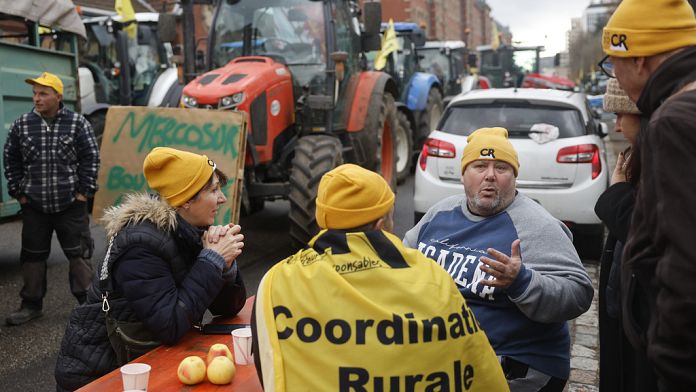 Tractors head towards Paris in protest against the EU-Mercosur deal