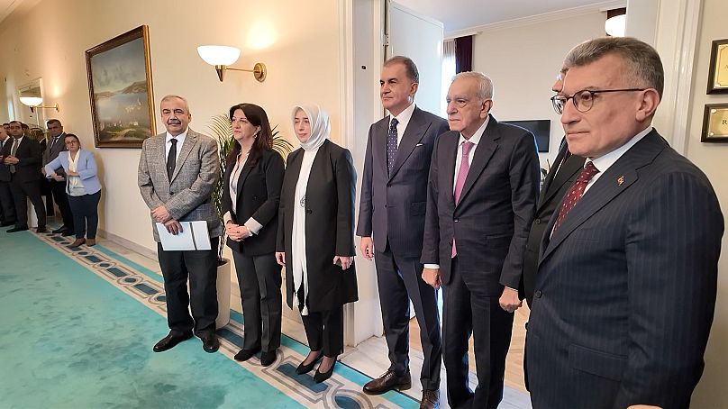 DEM Parti heyetinde Pervin Buldan, Sırrı Süreyya Önder ile Ahmet Türk, AK Parti heyetinde ise Abdullah Güler,  Efkan Ala, Ömer Çelik ve Özlem Zengin yer aldı