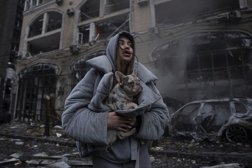 إيفانا تدفئ كلبها بعد هجوم روسي على كييف، أوكرانيا، الجمعة، 20 ديسمبر 2024.