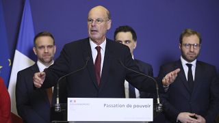 Il nuovo ministro delle Finanze francese Eric Lombard pronuncia un discorso dopo la cerimonia di consegna, a Parigi. 23 dicembre 2024.