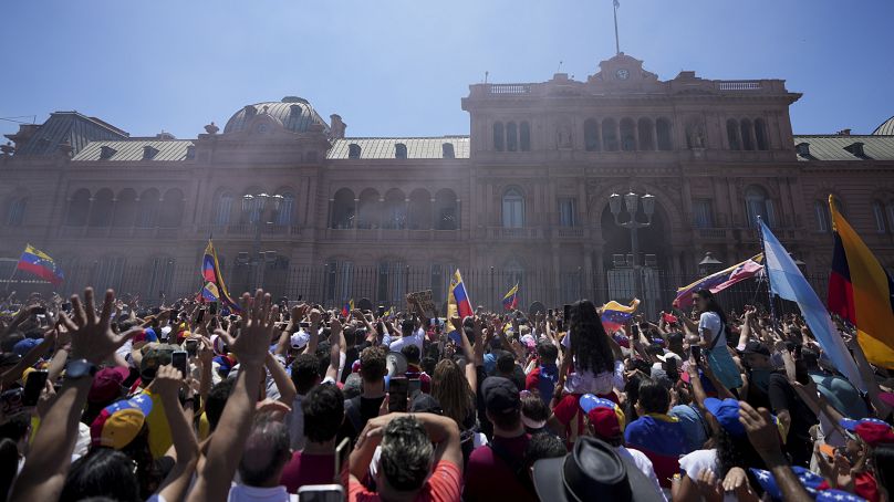 Venezuelans living in Argentina gather outside the Casa Rosada in Buenos Aires to welcome Venezuelan opposition leader Edmundo González.