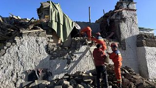 I soccorritori cercano i sopravvissuti dopo un terremoto nella borgata Changsuo di Dingri, nello Xigaze, martedì 7 gennaio 2025.