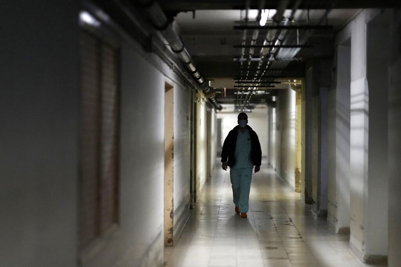 من غرفة تبديل الملابس إلى غرف الطوارئ في مستشفى سانتا ماريا الرئيسي في لشبونة.