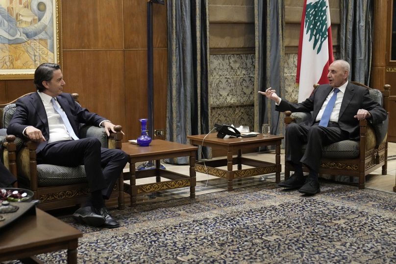 Amos Hochstein, a la izquierda, asesor principal del presidente Joe Biden, se reúne con el presidente del Parlamento libanés, Nabih Berri, en Beirut, Líbano, el 6 de enero