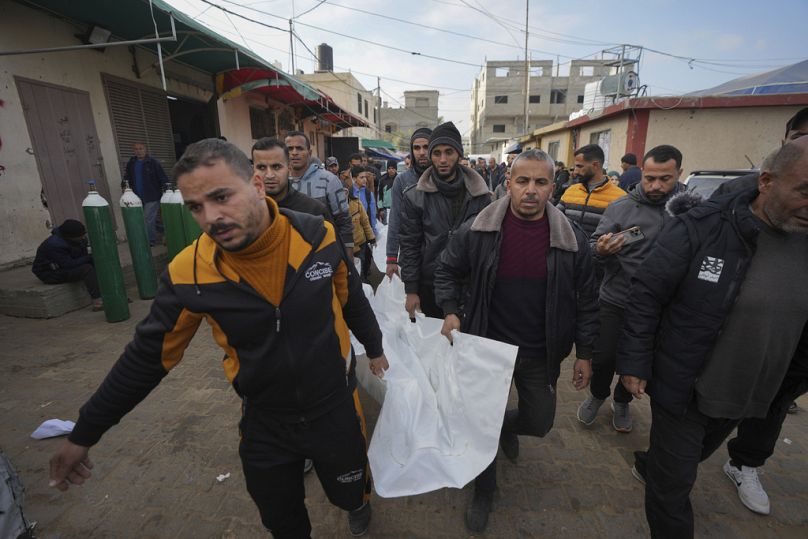 Tre membri della famiglia Imad Al-deen sono rimasti uccisi nei bombardamenti israeliani a Bureij, nel centro della Striscia di Gaza, 6 gennaio 2025