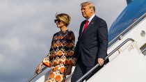 Donald Trump, a la derecha, y Melania Trump desembarcan de un vuelo en el Air Force One.