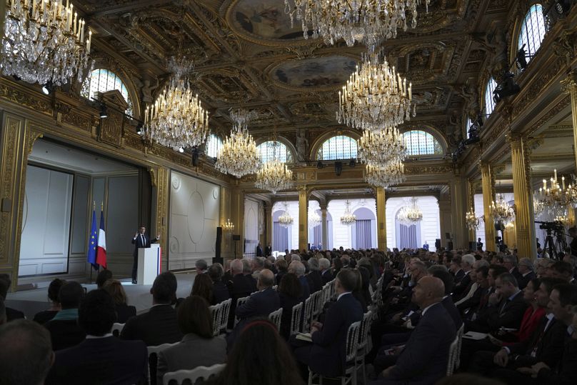 Prezydent Francji Emmanuel Macron wygłasza przemówienie do ambasadorów Francji na całym świecie, w poniedziałek 6 stycznia 2025 r. w Pałacu Elizejskim w Paryżu.