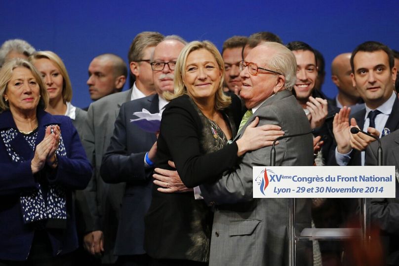 Marine Le Pen mit ihrem Vater Jean-Marie Le Pen, nachdem sie am Sonntag, dem 30. November 2014, auf dem 15. Parteitag in Lyon, Zentralfrankreich, zur Parteivorsit