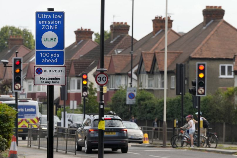 Um sinal de trânsito marca a entrada da Zona de Emissões Ultra Baixas (ULEZ) em Londres.