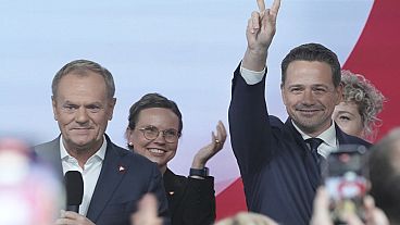 Premier Donald Tusk, po lewej, stoi na scenie z prezydentem Warszawy Rafałem Trzaskowskim, po prawej, podczas ogłoszenia wyborów prezydenckich w Warszawie, Polska, 23 listopada 2024 r.