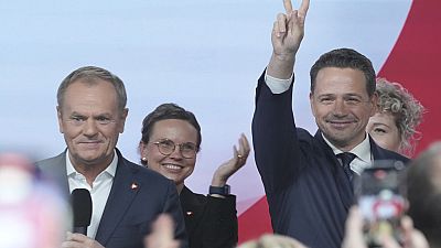 Der polnische Premierminister Donald Tusk, links, steht auf der Bühne mit dem Warschauer Bürgermeister Rafal Trzaskowski, rechts, bei der Ankündigung der Präsidentschaftswahlen in Warschau, Polen, am 23. November 2024.