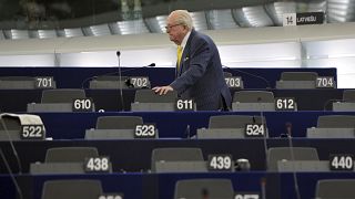 L'ex leader del Fronte Nazionale di estrema destra Jean Marie Le Pen cerca il suo posto al Parlamento europeo a Strasburgo, nella Francia orientale, il 1° luglio 2014.