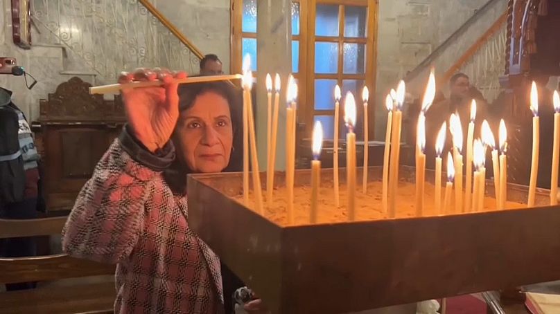 إضاءة الشموع في الكنيسة على أمل  أن يعم السلام في غزة