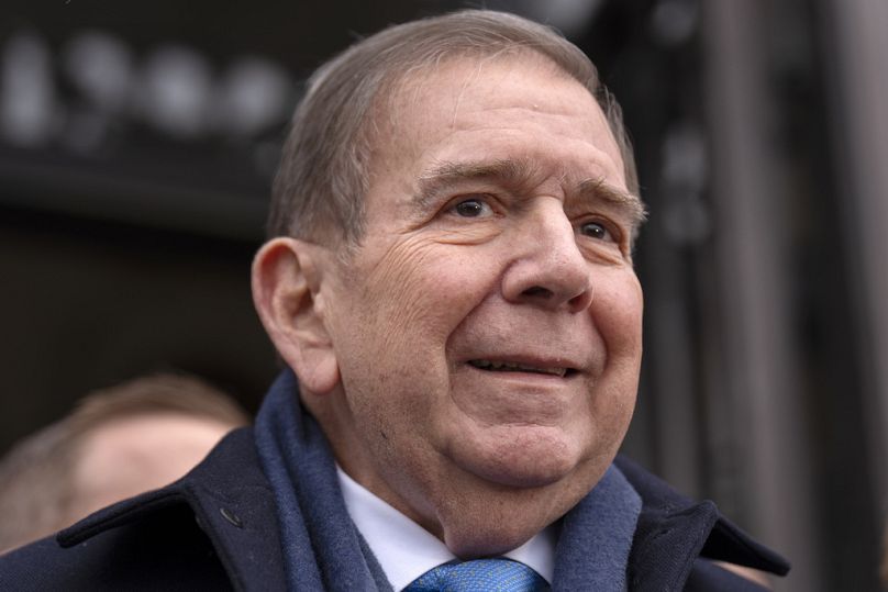 Edmundo González, reprezentujący główną koalicję opozycyjną Wenezueli w lipcowych wyborach prezydenckich, przemawia do tłumu zwolenników.