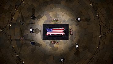 Der mit einer Flagge bedeckte Sarg des ehemaligen Präsidenten Jimmy Carter liegt in der Rotunde des US-Kapitols am Dienstag, 7. Januar 2025, in Washington.