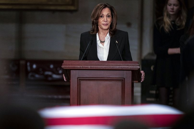 La vicepresidenta Kamala Harris durante una ceremonia en la que se exhibe el ataúd del expresidente Jimmy Carter en el Capitolio, el 7 de enero de 2025.