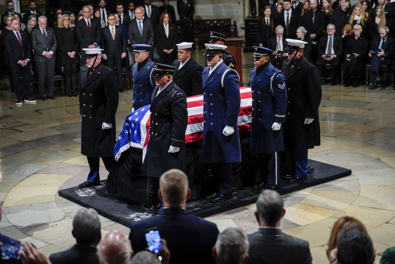 El ataúd del expresidente Jimmy Carter, envuelto en la bandera estadounidense, llega para ser velado en la rotonda del Capitolio de los Estados Unidos el martes 7 de enero.