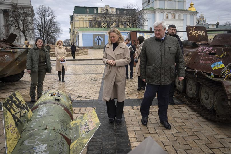 İzlanda Dışişleri Bakanı Thorgerdur Katrin Gunnarsdottir (solda) ve Ukrayna Dışişleri Bakanı Andriiy Sybiha, 7 Ocak 2025'te Kiev'de Rus roketinin parçalarına bakıyor