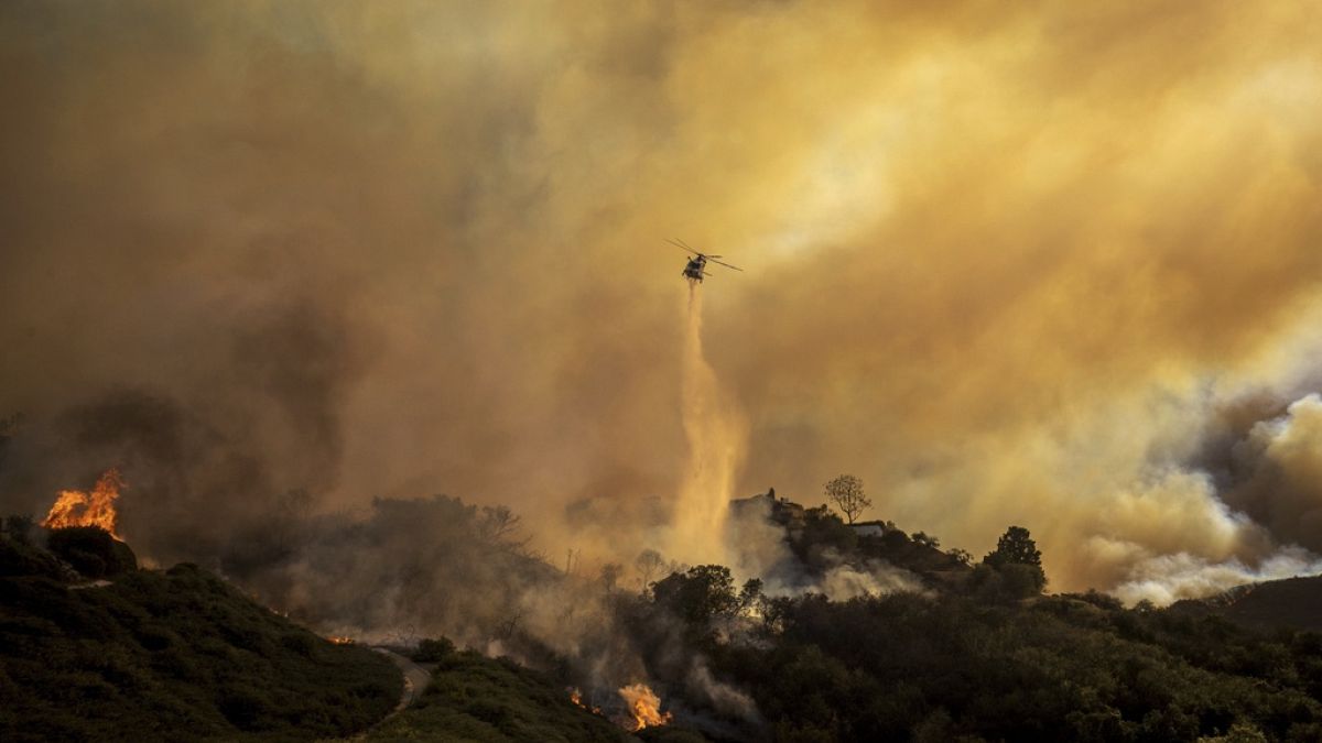 Menekülnek az emberek Los Angeles északi városrészéből az erdőtűz miatt