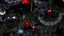 DATEI: Ein Weihnachtsbaum im Bryant Park's Winter Village, New York, USA, 26. November 2024