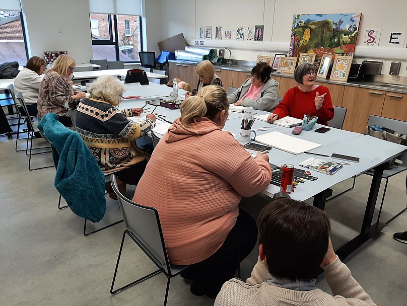 Vizuális művészeti tanfolyam különböző vallási felekezetekhez tartozó, Shankill környékbeli nők csoportjának