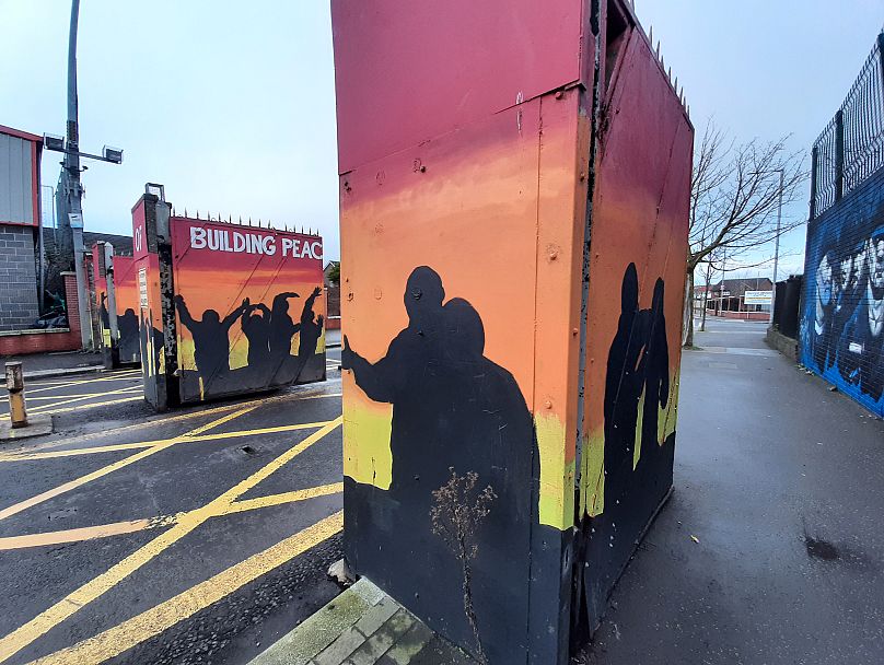 Ezek a fémajtók bezáródnak éjszakára, elválasztva egymástól a protestáns és katolikus közösségeket. Mintegy 60 van belőlük Belfastban