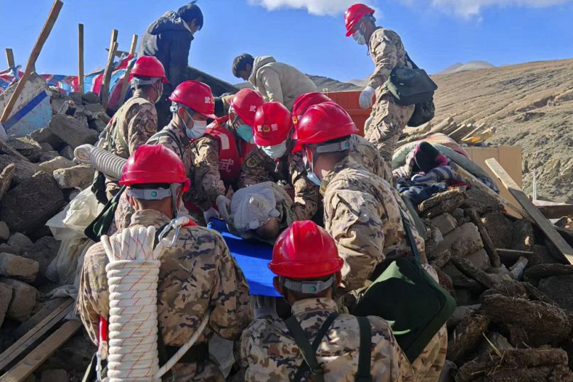البحث عن ناجين تحت الأنقاض