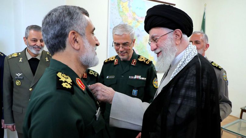 ارایه نشان فتح به حاجی‌زاده 