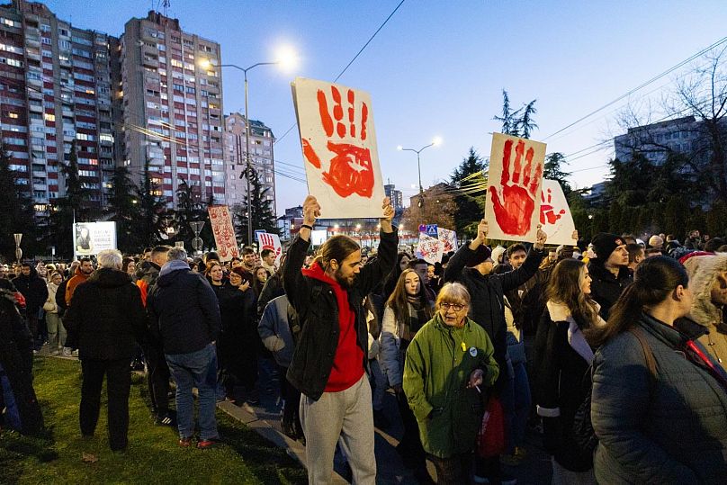 Manifestantes na Sérvia.