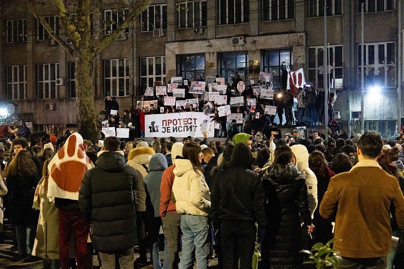Protestos numa universidade sérvia.
