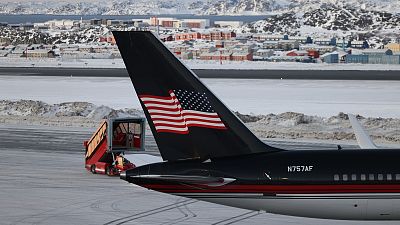Самолет с Дональдом Трампом-младшим приземляется в Нууке, Гренландия, вторник, 7 января 2025 года.