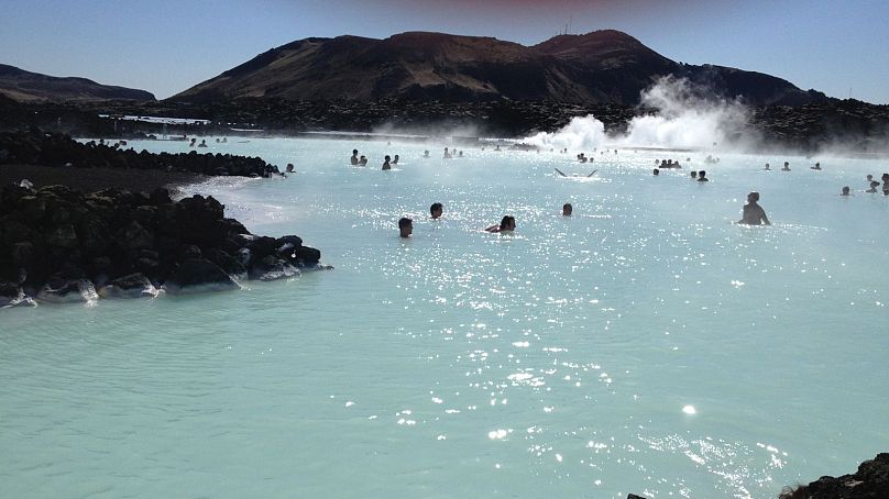 En la Laguna Azul de Islandia, los visitantes pueden cubrirse de barro blanco mientras se sumergen en aguas ricas en algas.