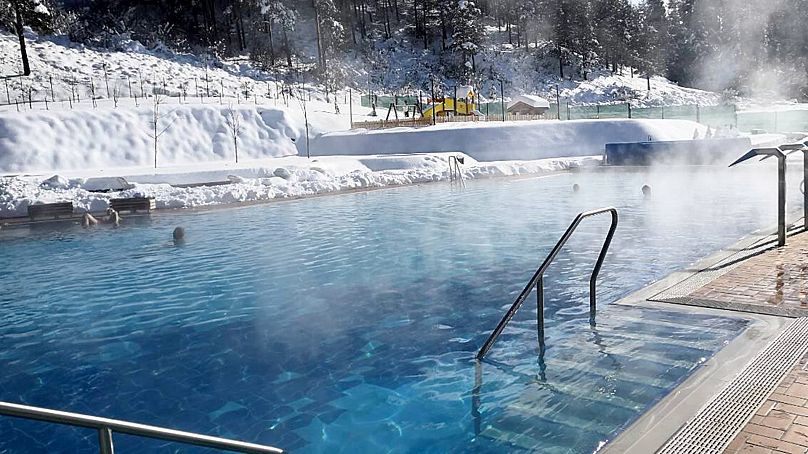 Una piscina termal al aire libre en Banya, Bulgaria.