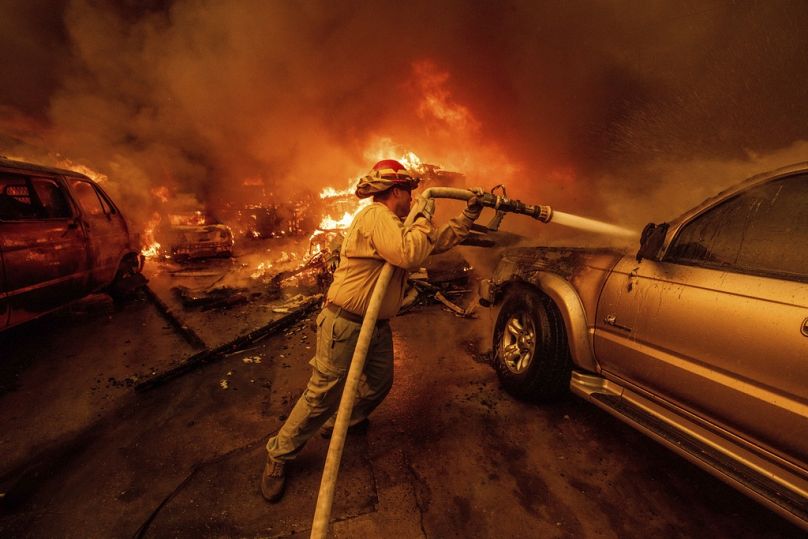 Um bombeiro combate o incêndio em Eaton na quarta-feira, 8 de janeiro de 2025, em Altadena, Califórnia