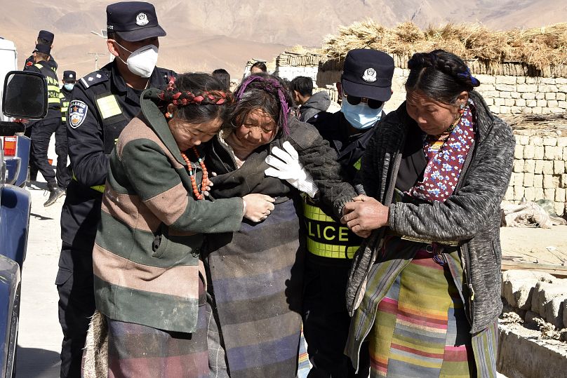 Des sauveteurs transfèrent des blessés dans le village de Zhacun du comté de Dingri à Xigaze, dans la région autonome du Tibet, le mardi 7 janvier 2025.