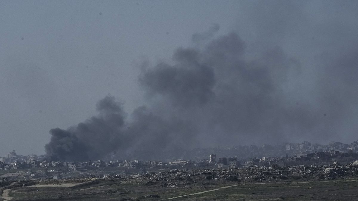 قتلى وجرحى في غزة وتحذير من نفاد الوقود بمستشفى ناصر ورئيس بولندا يطالب بحماية نتنياهو خلال زيارته